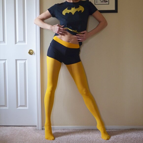 DC COMICS BAT GIRL LOGO PRE-LOVED LARGE BLACK TEE SHIRT & YELLOW OPAQUE TIGHTS - Picture 2 of 4
